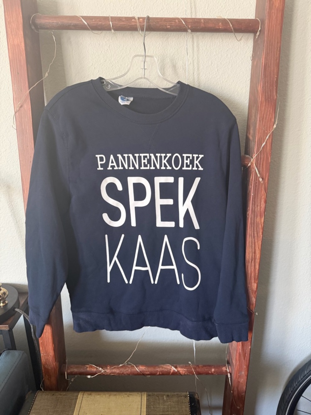 AMSTERDAM DUTCH QUOTE: RARE Women's Navy Crewneck Sweatshirt with White Graphic - Picture 2 of 5